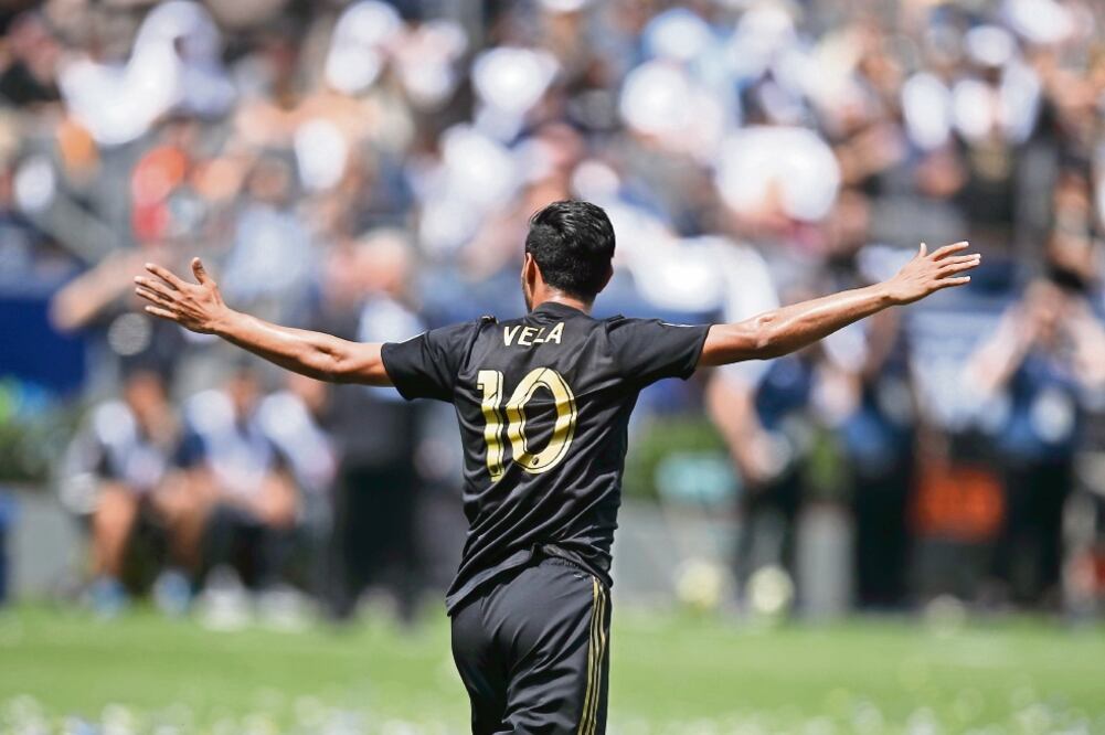 En el primer duelo entre ambas escuadras de la MLS, Carlos Vela hizo un par de anotaciones (AP)