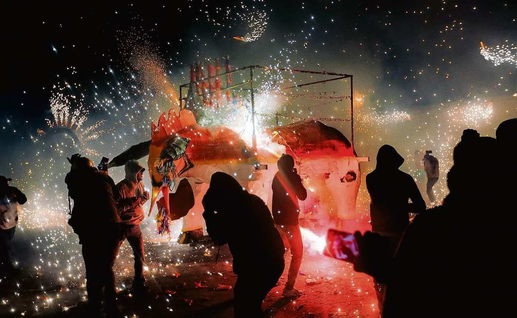 Los cohetes retumbaron durante la noche del viernes y parte de la madrugada del sábado. Foto: Luis Camacho y Osmar Alvarado / EL UNIVERSAL