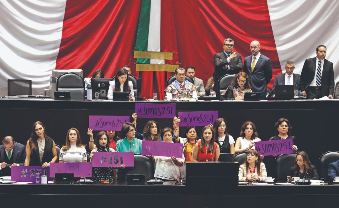 Diputadas, tanto oficialistas como de oposición, se manifestaron contra el rechazo a la solicitud de desafuero de Cuauhtémoc Blanco durante la sesión de ayer en San Lázaro. Foto: de DIEGO SIMÓN SÁNCHEZ. el universal