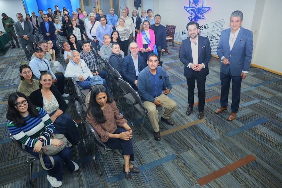 Suscriptores de EL UNIVERSAL con el columnista Claudio Ochoa. | Foto: Fernanda Rojas.