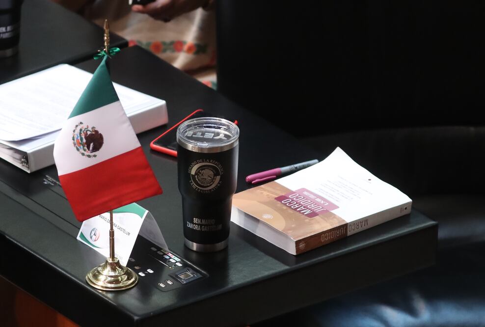 Termo personalizado que regaló la bancada del PRI (LUCÍA GODINEZ / EL UNIVERSAL)