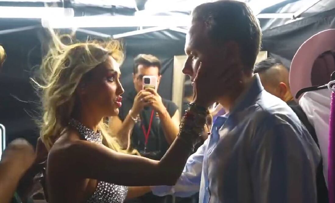 Previo a que concluyan las asambleas informativas para la candidatura presidencial por Morena, Velasco acompañó a su esposa al primer concierto de la agrupación/ Captura de pantalla