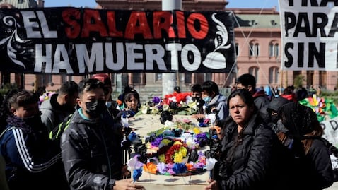 Cómo la inflación del 70% en Argentina está generando a la vez un boom del consumo y un aumento de trabajadores pobres