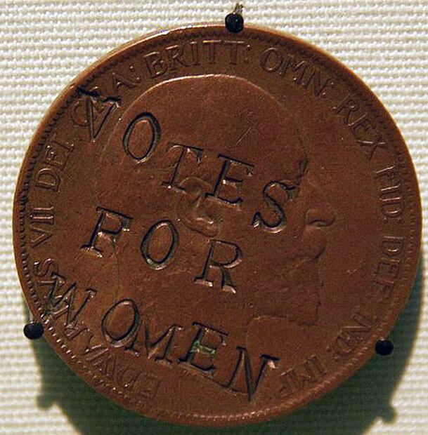 Artista mexicana interviene monedas con consignas feministas