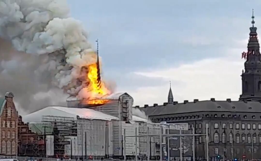 Se incendió el edificio histórico de la Bolsa de Valores de Dinamarca, en el centro de Copenhague. Foto: Tomada de video
