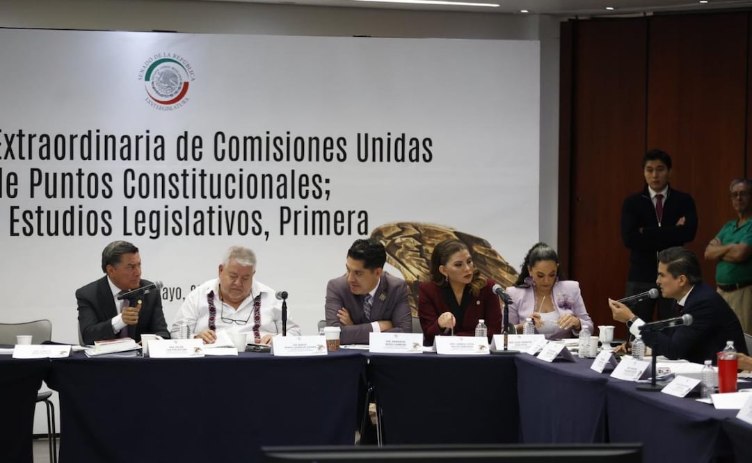 Debate en la Comisiones Puntos constitucionales y de Estudios Legislativos, encabezadas por los senadores Óscar Cantón Zetina y Manuel Huerta Ladrón de Guevara. Foto: Diego Simón Sánchez / EL UNIVERSAL