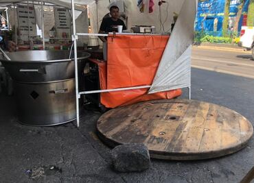 Denuncia: Roban tapa de registro eléctrico y comerciantes resuelven con rueda de madera en Eje Central