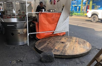 Denuncia: Roban tapa de registro eléctrico y comerciantes resuelven con rueda de madera en Eje Central