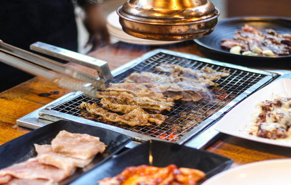 Samgyeopsal es la famosa parrillada coreana, cuyo ingrediente principal es la panceta de cerdo. Foto: Subagus Indra  para Unsplash