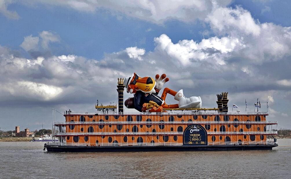 Imagen de un inflable de Chester Chetos a bordo de un barco que navega por el río Mississippi en Nueva Orleans en el marco del Super Bowl LIX, el 8 de febrero de 2025. Foto: AP