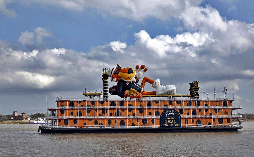 Imagen de un inflable de Chester Chetos a bordo de un barco que navega por el río Mississippi en Nueva Orleans en el marco del Super Bowl LIX, el 8 de febrero de 2025. Foto: AP
