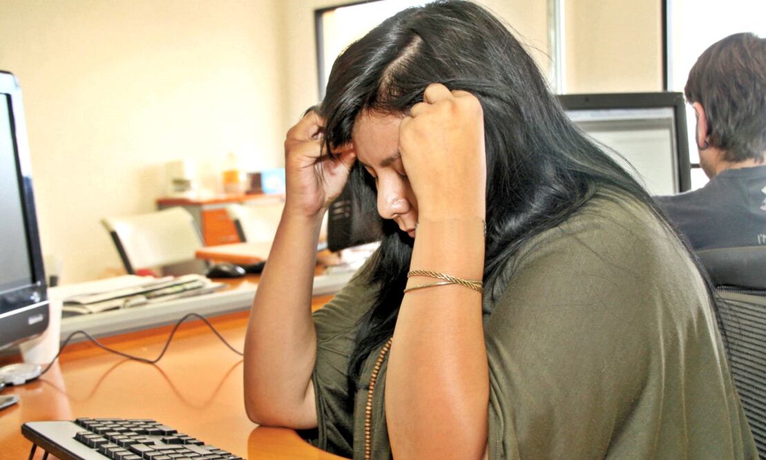 Algunos factores psicosociales que fomentan el estrés y la depresión entre los centennials son la carga de trabajo, las largas jornadas laborales y un bajo sentido de pertenencia hacia las empresas. Foto: Especial