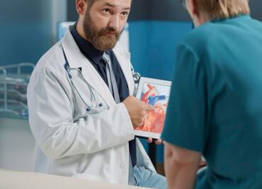 3 Síntomas que pueden indicar que tu colesterol está alto; descubre lo que opinan los expertos