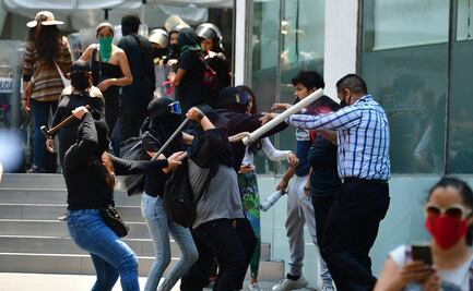 Feministas instalan sus puestos en Reforma 222