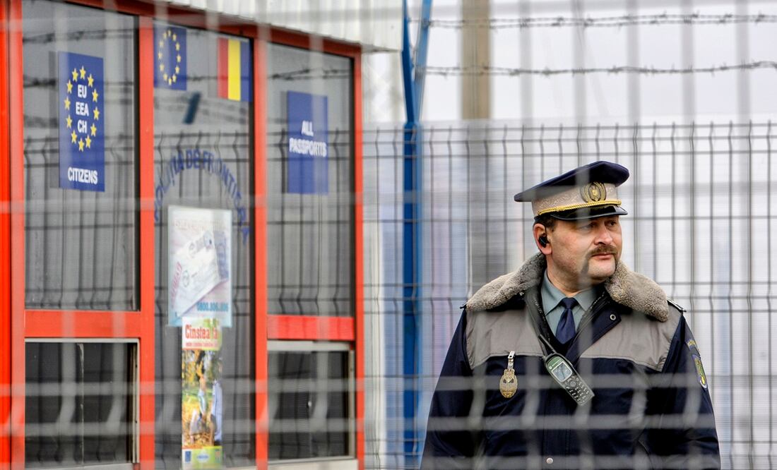 Un oficial fronterizo rumano hace guardia en el cruce ferroviario entre Rumania y Moldavia en Ungheni, el 18 de enero de 2011. Foto: AP