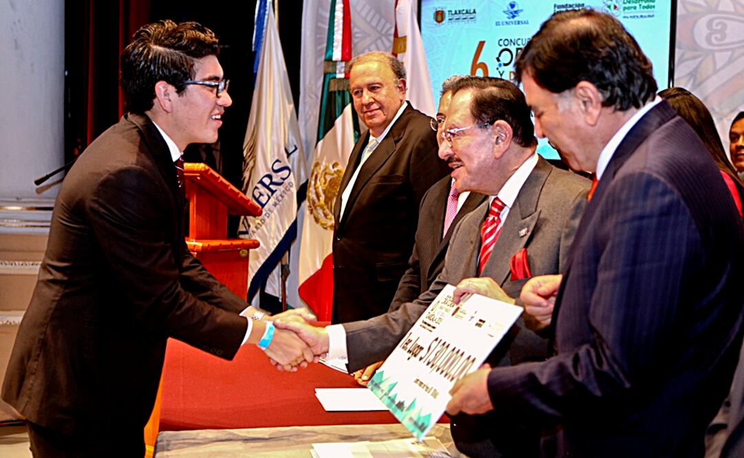Miguel Delgadillo recibe el cheque y el reconocimiento de manos del Licenciado Juan Francisco Ealy Ortiz, Presidente Ejecutivo y del Consejo de Administración de EL UNIVERSAL y del gobernador Mariano González Zarur. Fotografía de Ramón Romero
