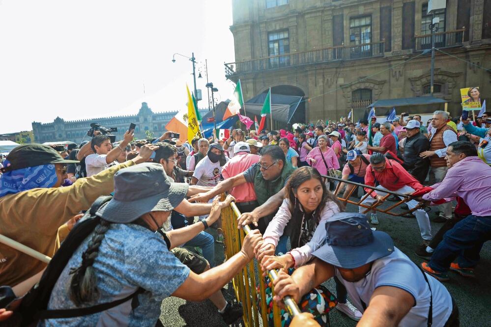 Manifestantes rompieron la valla que delimitaba el plantón de la CNTE y la Marea Rosa Foto: Diego Simón El Universal