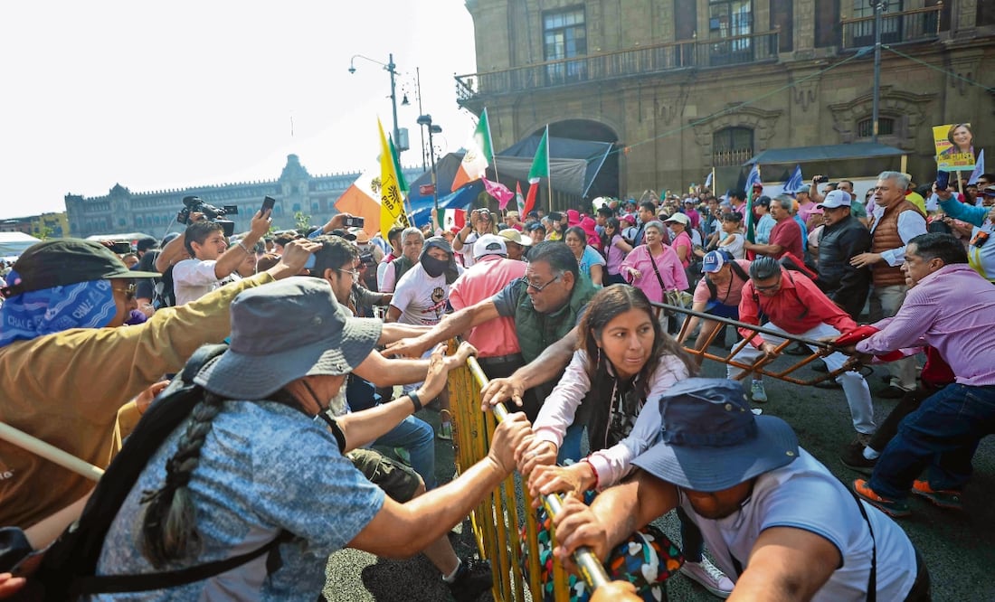 Manifestantes rompieron la valla que delimitaba el plantón de la CNTE y la Marea Rosa Foto: Diego Simón El Universal