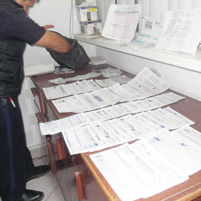 La lista negra del SAT tendrá que ser revisada cada 15 días por bancos, casas de bolsa, aseguradoras, Afores y empresas de factoraje, entre otros. ARCHIVO EL UNIVERSAL