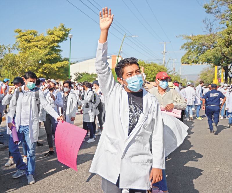 Médicos pasantes y estudiantes de Medicina marcharon el 5 de febrero pasado en la capital chiapaneca rumbo a las oficinas de la Secretaría de Salud, donde exigieron justicia por la muerte de Mariana. Foto: ARCHIVO EL UNIVERSAL