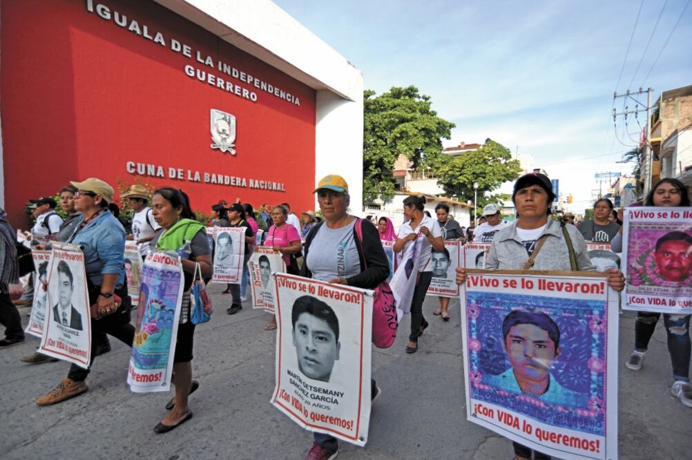 Familiares de los 43 normalistas marcharon del Tecnológico a Ciudad Industrial. Hicieron paradas donde fueron hallados los cuerpos de algunos jóvenes. Foto: SALVADOR CISNEROS. EL UNIVERSAL