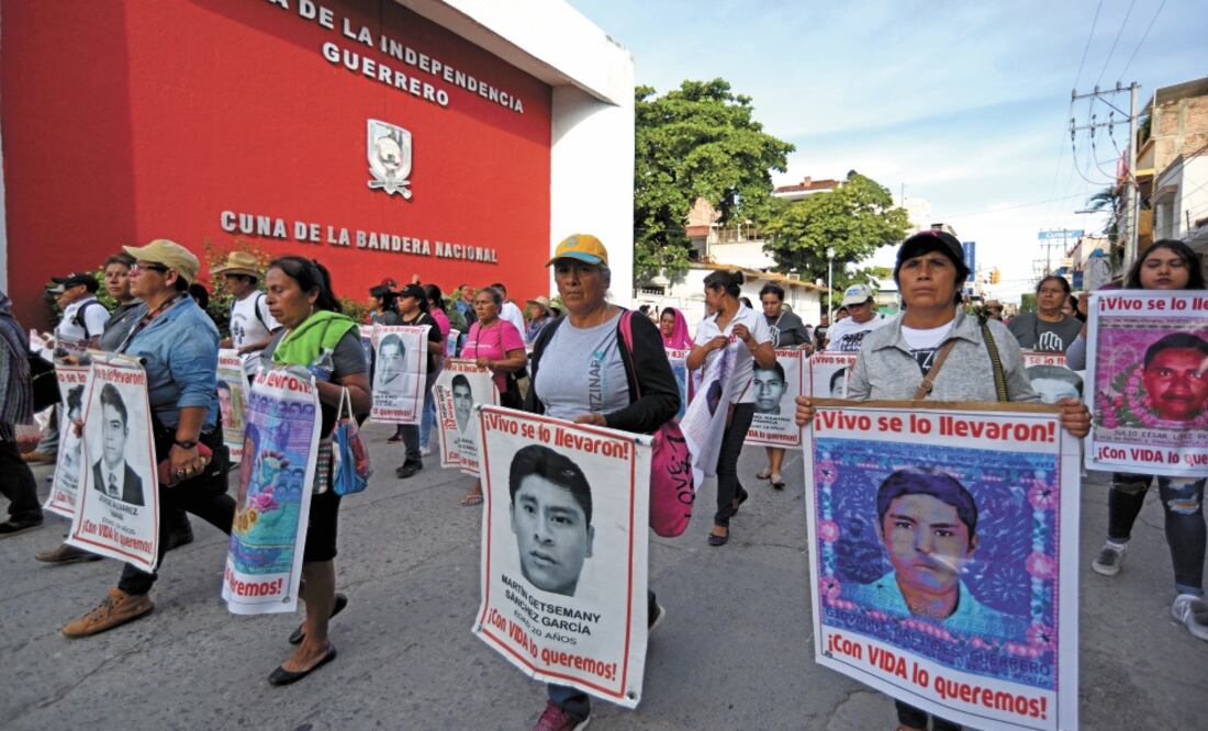 Familiares de los 43 normalistas marcharon del Tecnológico a Ciudad Industrial. Hicieron paradas donde fueron hallados los cuerpos de algunos jóvenes. Foto: SALVADOR CISNEROS. EL UNIVERSAL