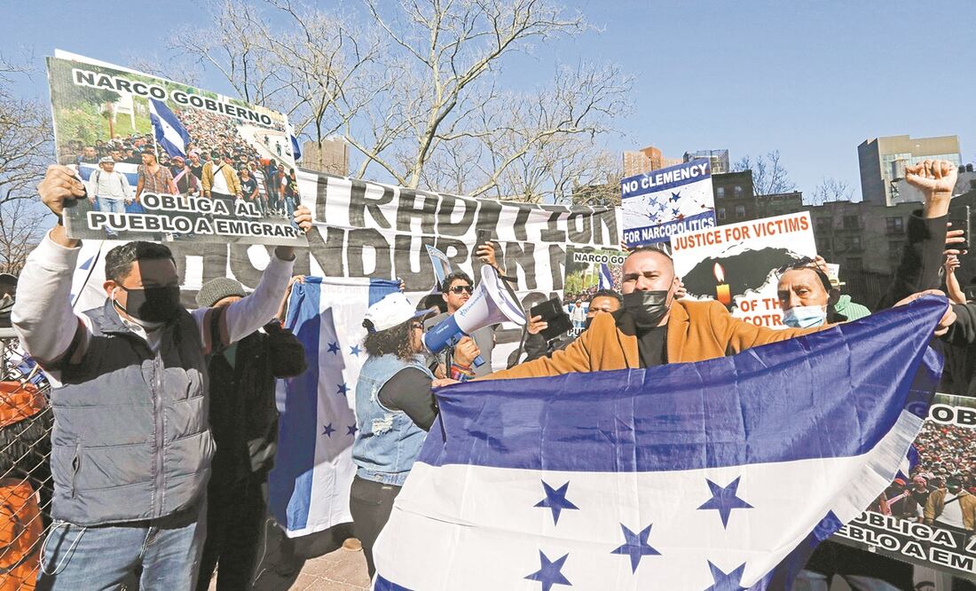 Hondureños celebran en Nueva York la sentencia de cadena perpetua contra Tony Hernández, hermano del presidente del país centroamericano. Foto: PETER FOLEY. EFE