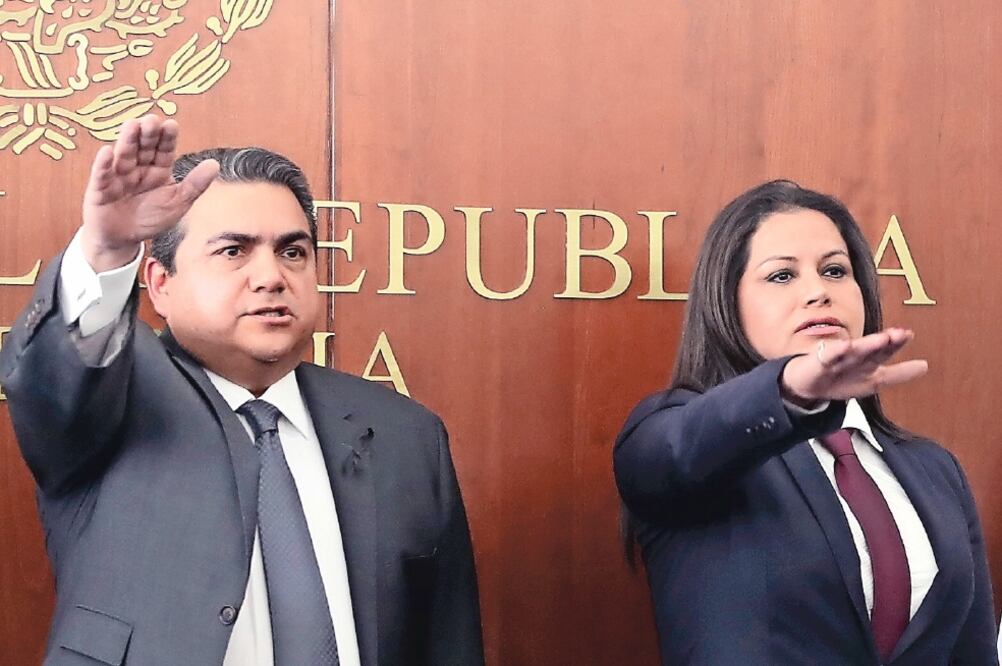 Cargos. Roberto Moya Clemente y María Merced González González rindieron protesta como senadores de la República (LUCÍA GODÍNEZ. EL UNIVERSAL)