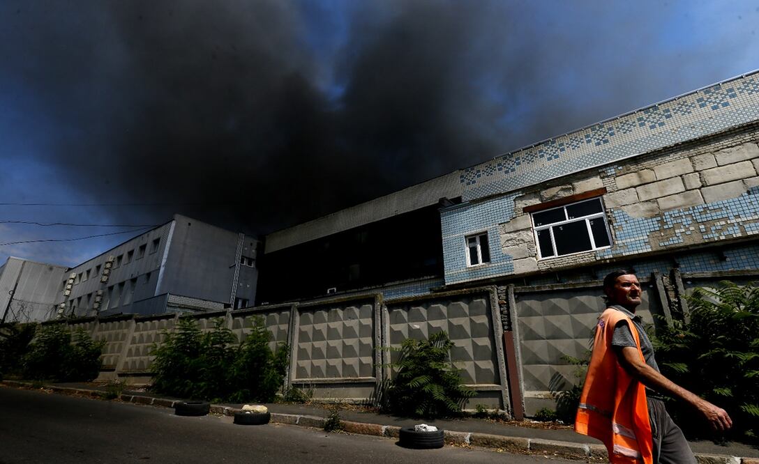 Se observa una columna de humo sobre el lugar donde cayó un cohete ruso en la ciudad de Odesa, Ucrania, el 16 de julio de 2022. Foto: Archivo/EFE