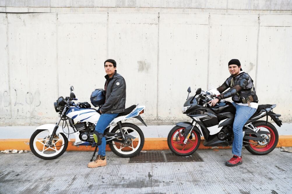 Arturo y Daniel, de Iztapalapa a la caseta de Tlalpan, notaron la capital vacía, aunque con un clima caluroso con 30 grados centígrados. Foto: VALENTE ROSAS. EL UNIVERSAL