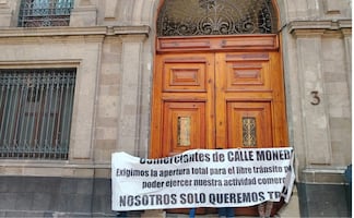 Comerciantes toman accesos de Palacio Nacional en la calle Moneda; exigen libre tránsito
