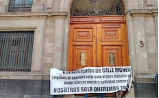 Comerciantes toman accesos de Palacio Nacional en la calle Moneda; exigen libre tránsito