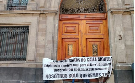 Comerciantes toman accesos de Palacio Nacional en la calle Moneda; exigen libre tránsito