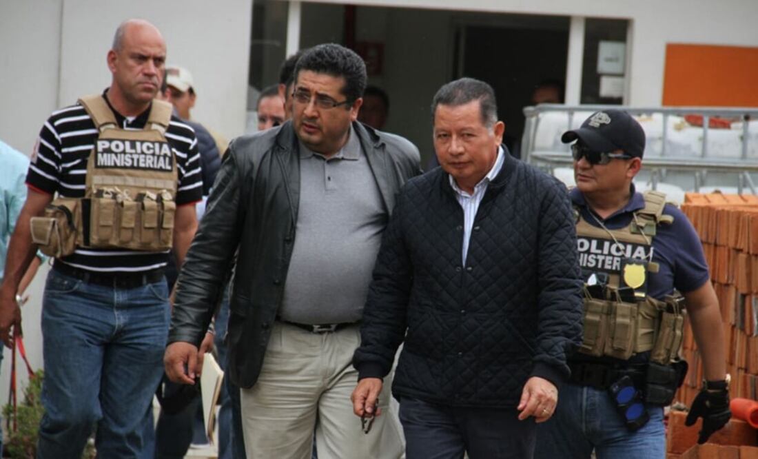 El ex gobernador interino de Veracruz, Flavino Ríos Alvarado (2d), fue arrestado el pasado domingo 12 de marzo de 2017, en Xalapa. Foto: EFE/Archivo