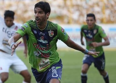 “Loco” Abreu será técnico y jugador a sus 42 años