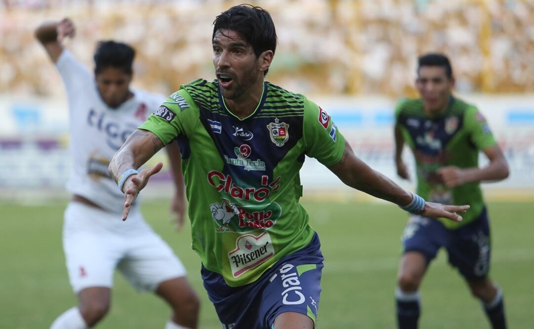 Sebastián "Loco" Abreu en partido frente al Alianza. Foto: EFE