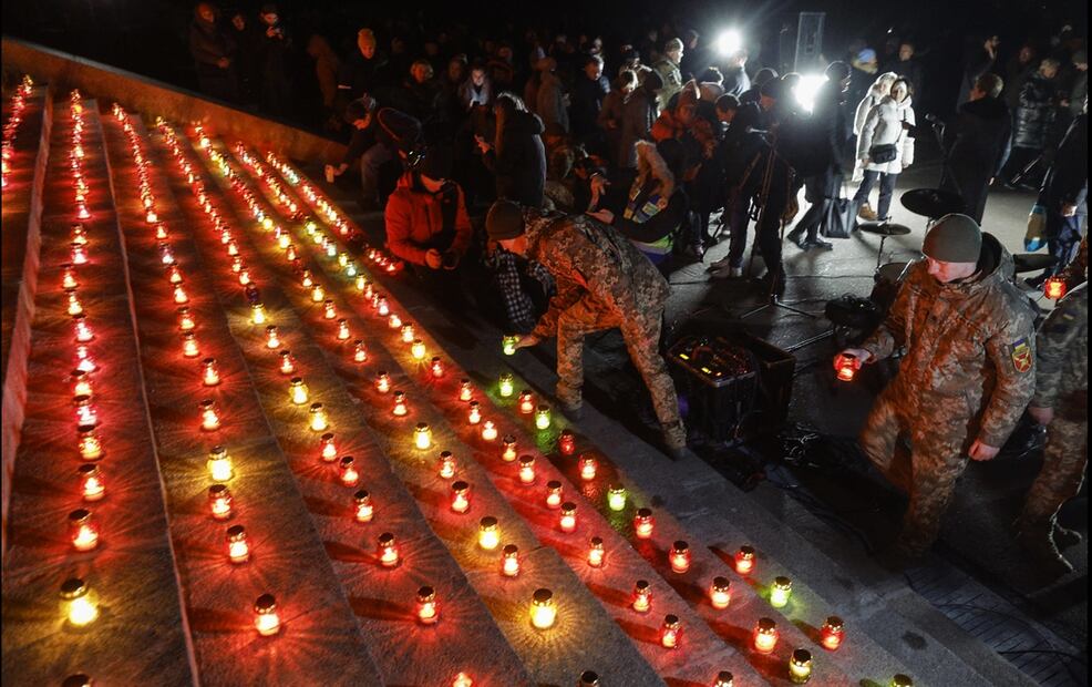 Los civiles alcanzaban las velas a un grupo de cadetes militares que las colocaban una al lado de otra en las escaleras que llevan a la imponente estructura. Foto: EFE