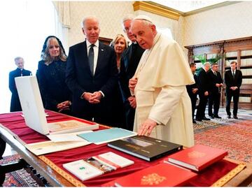 El papa Francisco le dijo a Biden que debería "seguir recibiendo la comunión"