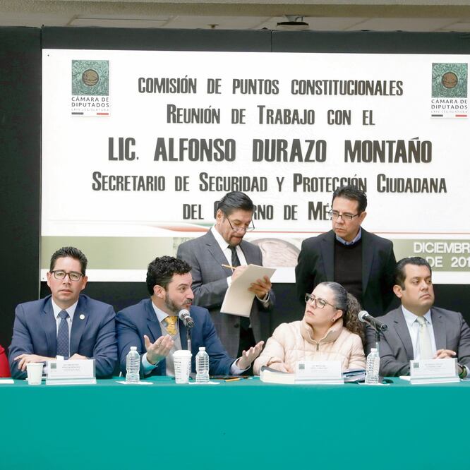 Alejandro Madrazo, del CIDE (al micrófono), ayer en la reunión de la comisión. ALEJANDRA LEYVA. EL UNIVERSAL