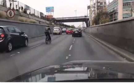 Captan a ciclista circulando sobre Viaducto