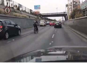 Captan a ciclista circulando sobre Viaducto