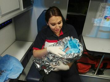 Mujer da a luz en patrulla en Guanajuato