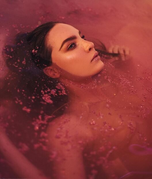 Belinda impacta con vestido mojado transparente en Instagram