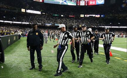 Aficionados de Saints arrojaron basura a los árbitros