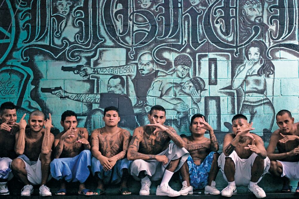 La Mara Salvatrucha surgió en la década de los ochenta en las ciudades de Estados Unidos donde llegaron refugiados de los países de Centroamérica en los que se vivía una guerra civil en esa época (REUTERS)