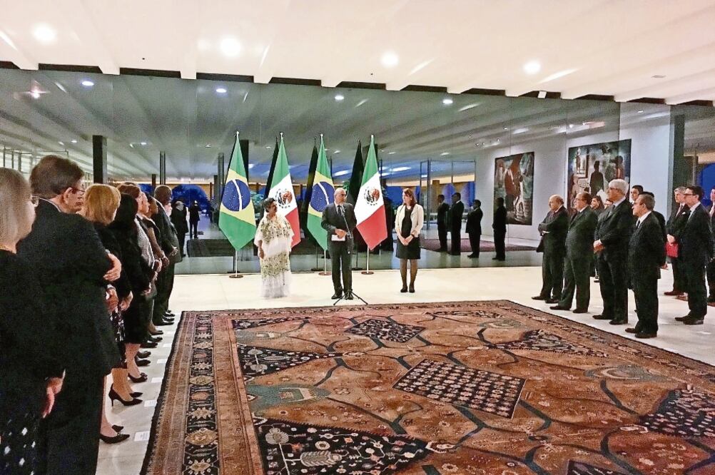 El secretario general y embajador, Marcos Galvão, del Ministerio de Relacio n es Exteriores de Brasil, condecoró a Beatriz Paredes el pasado 14 de diciembre. (ESPECIAL)