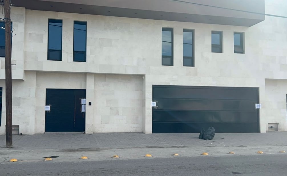 Colocaron cárteles sobre la aseguración del inmueble (10/12/2025). Foto: Francisco Rodríguez / EL UNIVERSAL