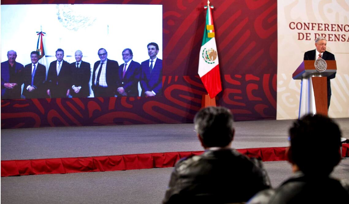 El presidente Andrés Manuel López Obrador celebró que ayer jueves haya reaparecido el fiscal geneal de la República (FGR), Alejandro Gertz Manero. Foto: Germán Espinosa