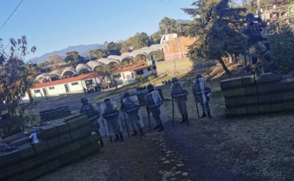 Pobladores de Los Reyes y Peribán, Michoacán, se manifiestan en base militar