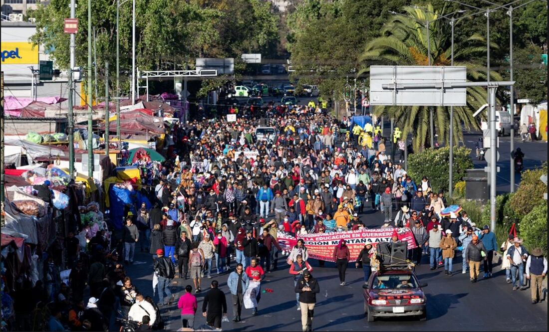 Maestros integrantes de la CNTE marchan hacia la Cámara de Diputados en la Ciudad de México, el jueves 13 de noviembre de 2025. Foto Hugo Salvador /EL UNIVERSAL